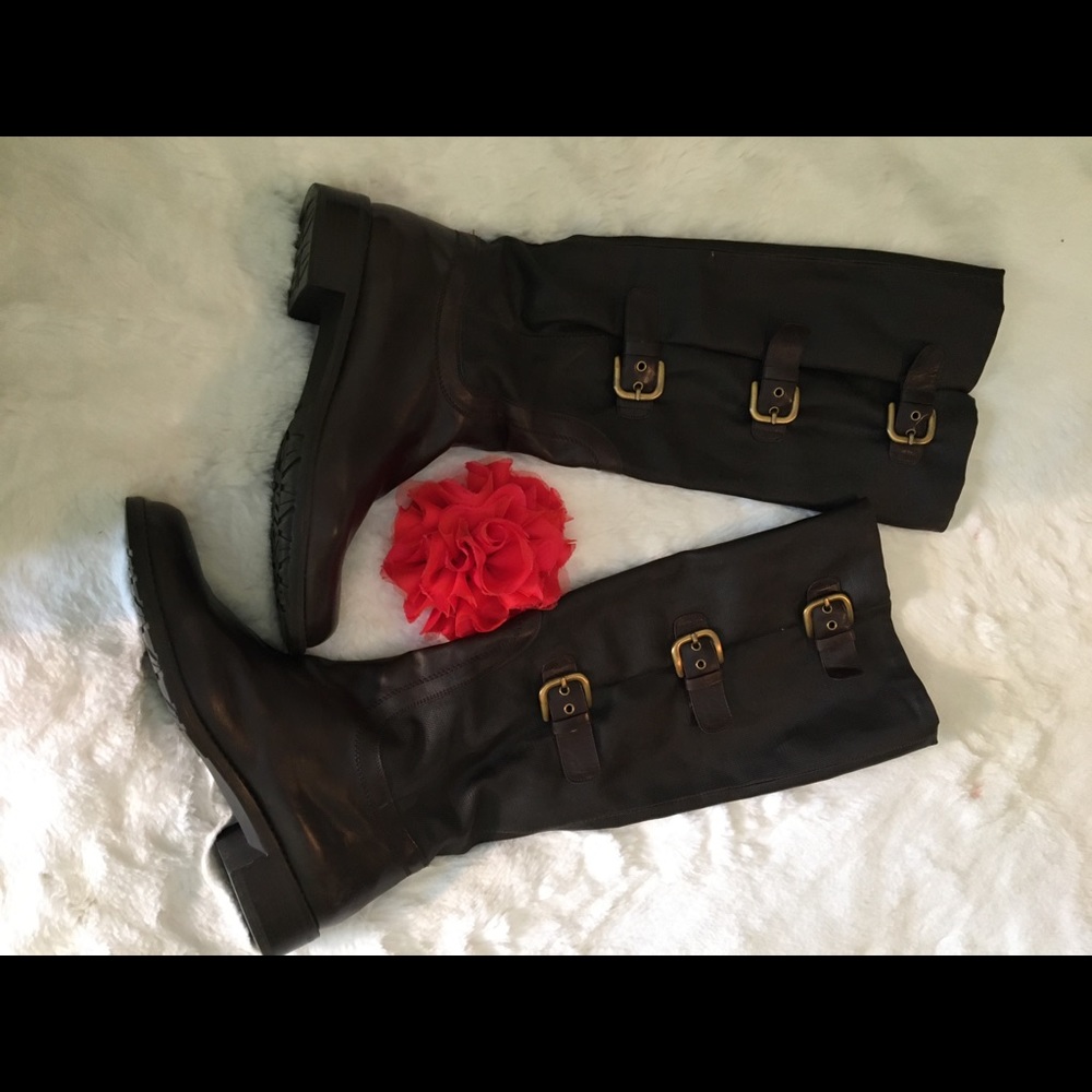 Stuart Weitzman Knee-high boots with buckle accent
